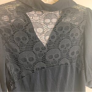 Black Lace Skull Detail Top 17” ptp EUC